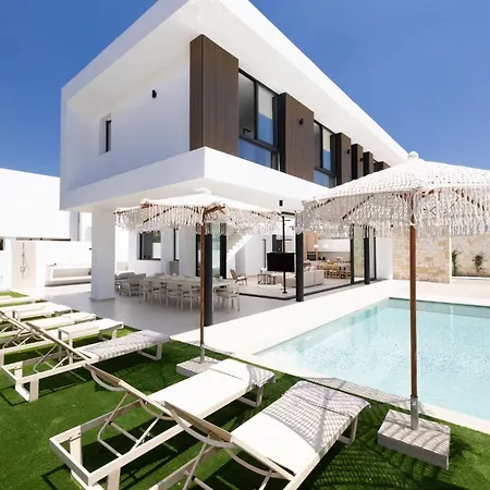 Villa New, 4 Bedroom With Pool, 100 Meters From The