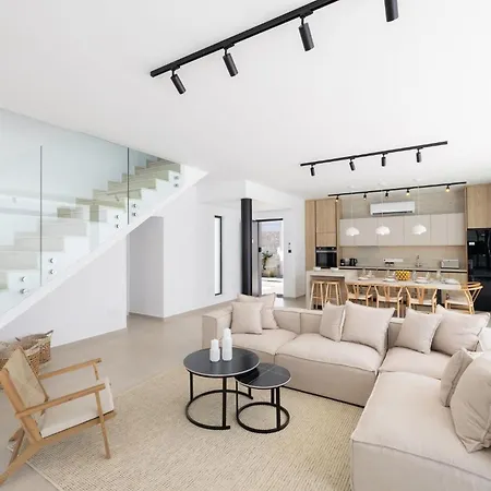 New, 4 Bedroom With Pool, 100 Meters From The Villa