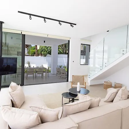 New, 4 Bedroom With Pool, 100 Meters From The Villa