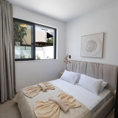 New, 4 Bedroom With Pool, 100 Meters From The Villa Paralimni