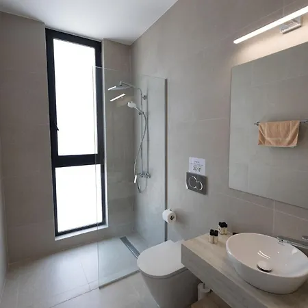 New, 4 Bedroom With Pool, 100 Meters From The