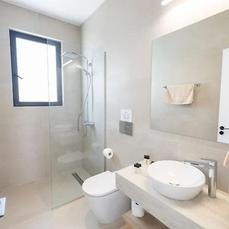 New, 4 Bedroom With Pool, 100 Meters From The Villa Paralimni